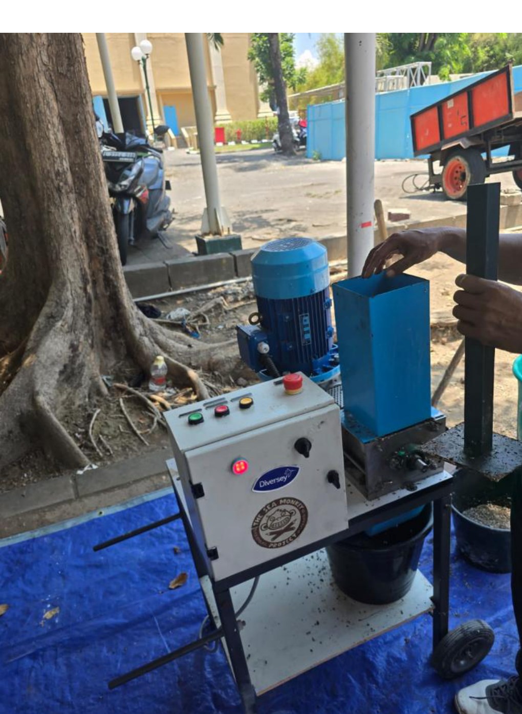 Shredder processing mixed plastic feedstock